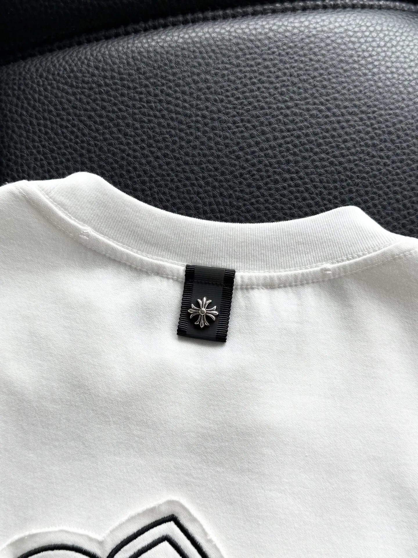 P408 💰ChromeHearts Chrome Heart Round Neck Sweater Long Sleeve The pursuit of quality guarantees the absolute quality! Using double-sided cotton fabric, the texture is clearly visible, the texture is soft, delicate and smooth, custom three-dimensional embroidery ➕ patchwork and leather craftsmanship, full of drape! The workmanship is fine and the shoulder lines are smooth. All imported chain machines are used to make the shoulder rolling strips. It has a certain thickness and is not made of cheap material but has a shiny feel that is comfortable and not tight on the upper body. It is the most avant-garde street item that can be easily matched by both men and women!  Color: black white Size: m-3xl Style number: 3582
